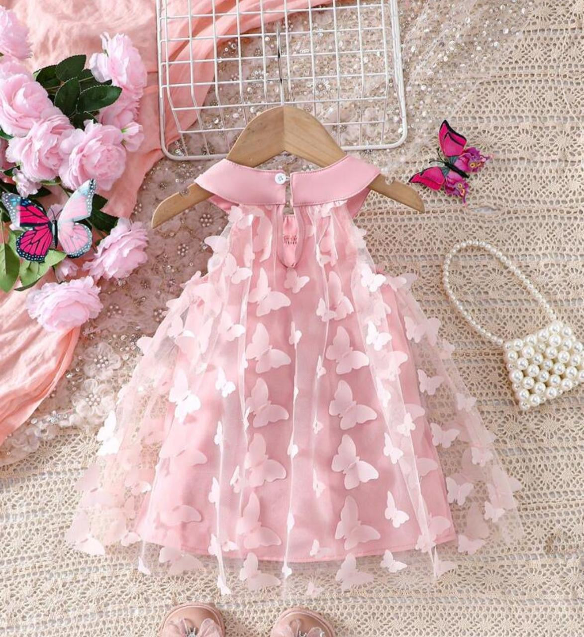 Vestido rosa en mariposas 3D